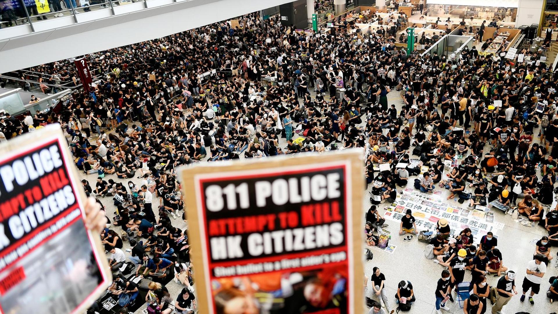 Demonstrierende protestieren am Flughafen von Hongkong gegen Polizeigewalt (Foto vom 12.08.2019).