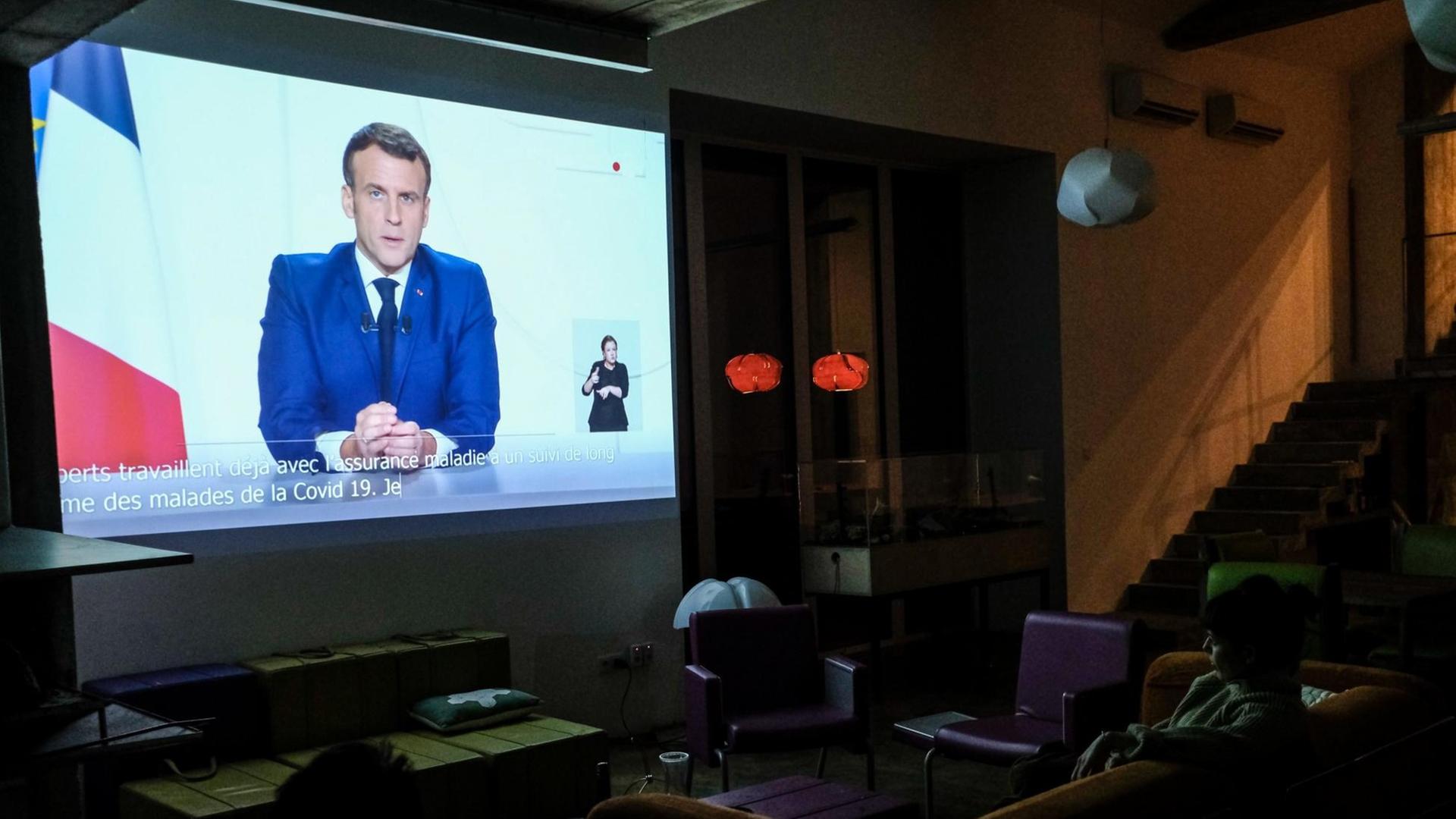 24.11.2020, Frankreich, Paris: Emmanuel Macron verkündet erste Lockerungen der Coronamaßnahmen in Frankreich in einer Fernsehansprache. 24.11.2020, Frankreich, Paris: Emmanuel Macron verkündet erste Lockerungen der Coronamaßnahmen in Frankreich in einer Fernsehansprache.