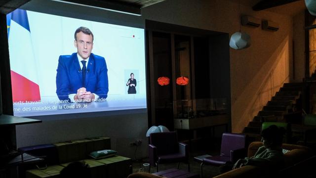 24.11.2020, Frankreich, Paris: Emmanuel Macron verkündet erste Lockerungen der Coronamaßnahmen in Frankreich in einer Fernsehansprache.