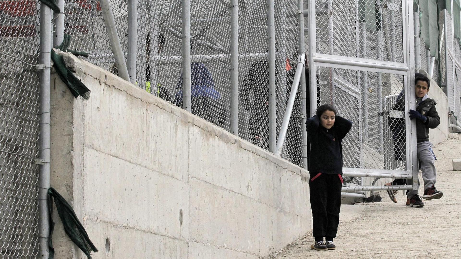 Kinder im sogenannten "Hotspot"-Registrierungszentrum in Moria auf der griechischen Insel Lesbos. Kinder im sogenannten "Hotspot"-Registrierungszentrum in Moria auf der griechischen Insel Lesbos.