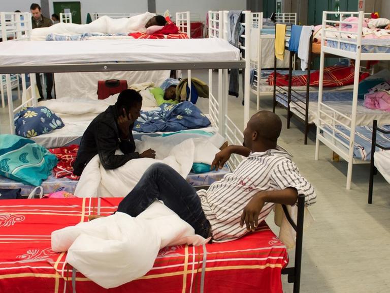 Flüchtlinge aus verschiedenen Ländern im Erstaufnahmelager in der Lkw-Garage der Bayernkaserne in München.