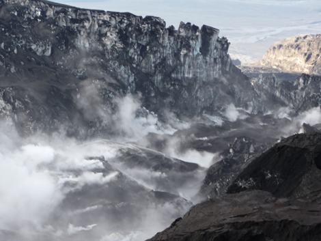 Der Lavastrom hat eine Schlucht ins Eis des Eyjafjallajökull geschmolzen. Der Lavastrom hat eine Schlucht ins Eis des Eyjafjallajökull geschmolzen.