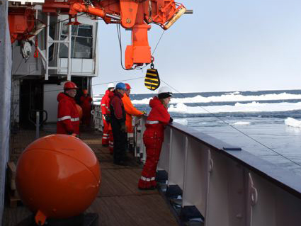 Ein Messgerät wird nach zwei Jahren wieder aus den Tiefen der Framstraße an Bord der "Polarstern" geholt.