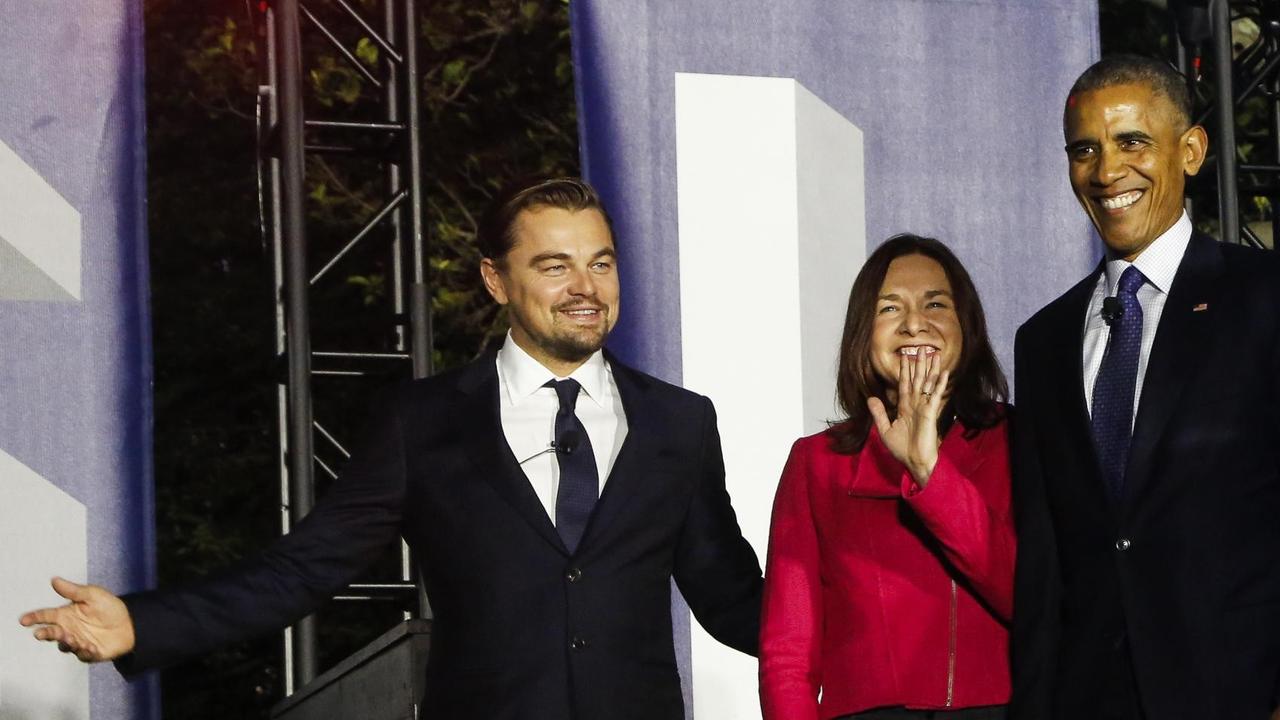 US-Präsident Barack Obama, Leonardo DiCaprio und mittendrin Dr. Katharine Hayhoe kommen am 3. Oktober zu einer Podiumsdiskussion über den Klimawandel im Rahmen der Veranstaltung "South by South Lawn" im Süden des Weißen Hauses , 2016 in Washington DC zusammen. US-Präsident Barack Obama, Leonardo DiCaprio und mittendrin Dr. Katharine Hayhoe kommen am 3. Oktober zu einer Podiumsdiskussion über den Klimawandel im Rahmen der Veranstaltung "South by South Lawn" im Süden des Weißen Hauses , 2016 in Washington DC zusammen.