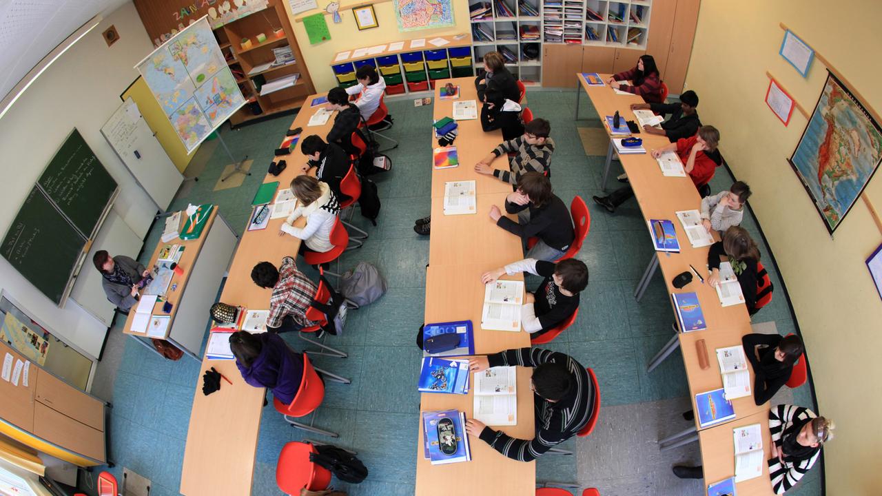 Schüler lernen in einem Klassenzimmer 