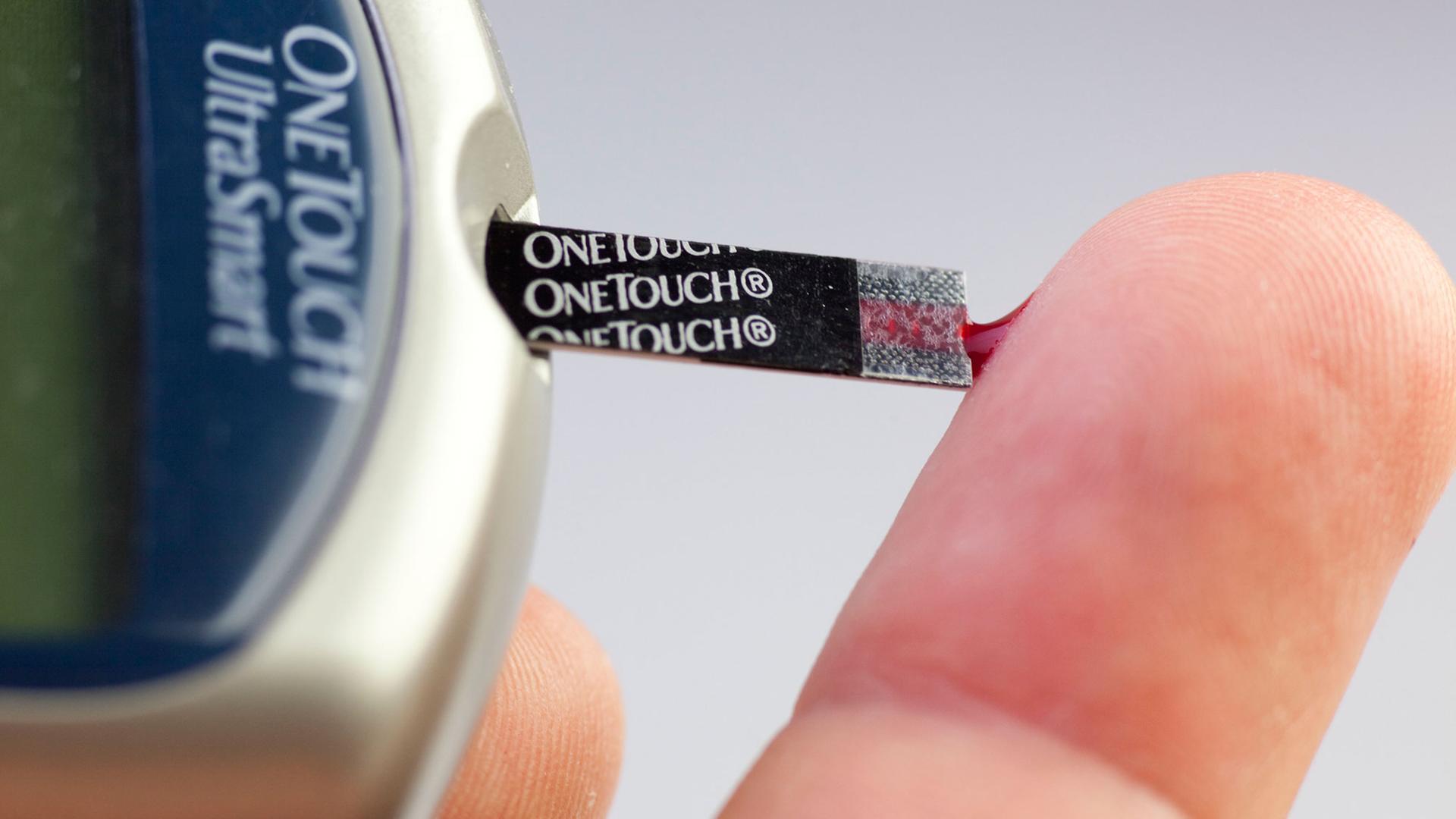 Mit Hilfe eines kleinen Blutstropfens wird mit einem Gerät der Firma OneTouch der Zuckergehalt im Blut gemessen. Menschen, die an Diabetes erkrankt sind, müssen den Blutzuckerwert häufig überprüfen und bei entsprechendem Krankheitsbild Insulin spritzen. Mit Hilfe eines kleinen Blutstropfens wird mit einem Gerät der Firma OneTouch der Zuckergehalt im Blut gemessen. Menschen, die an Diabetes erkrankt sind, müssen den Blutzuckerwert häufig überprüfen und bei entsprechendem Krankheitsbild Insulin spritzen.