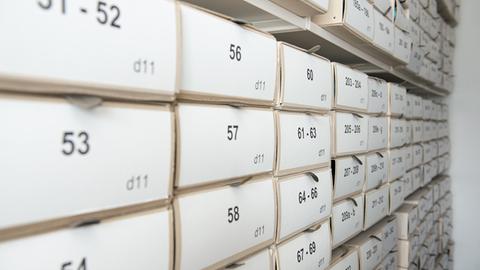 Eine Regalwand voller nach Nummern sortierter Aufbewahrungsfächer im documenta-Archiv in Kassel.