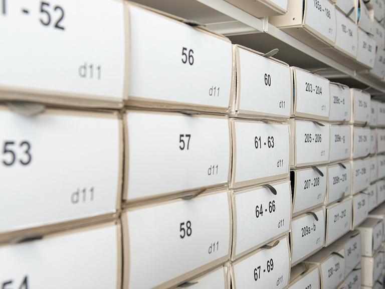 Eine Regalwand voller nach Nummern sortierter Aufbewahrungsfächer im documenta-Archiv in Kassel.