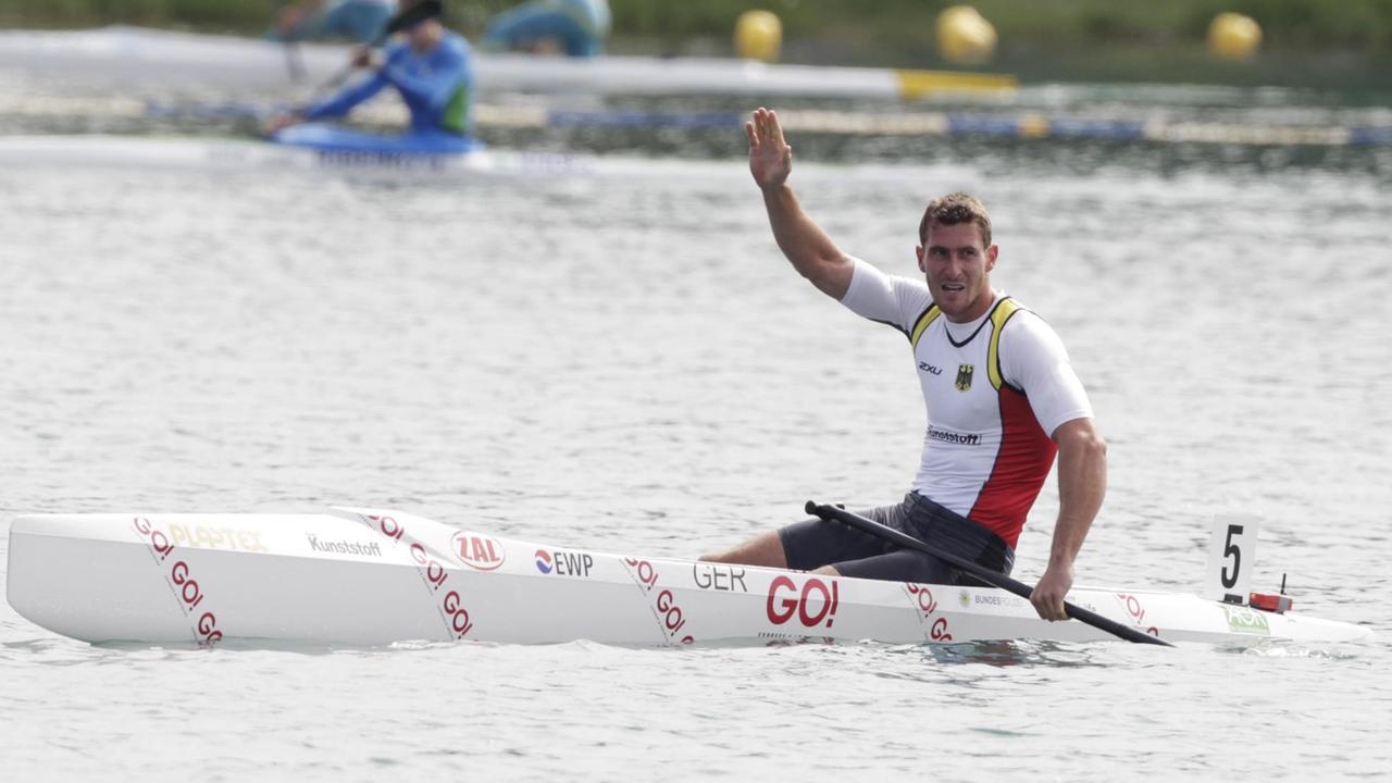Sebastian Brendel (Potsdam) jubelt in Segrate (Italien) bei der Kanu- Weltmeisterschaft über seinen Sieg im Canadier-Einer über 1000 Meter. Sebastian Brendel (Potsdam) jubelt in Segrate (Italien) bei der Kanu- Weltmeisterschaft über seinen Sieg im Canadier-Einer über 1000 Meter.