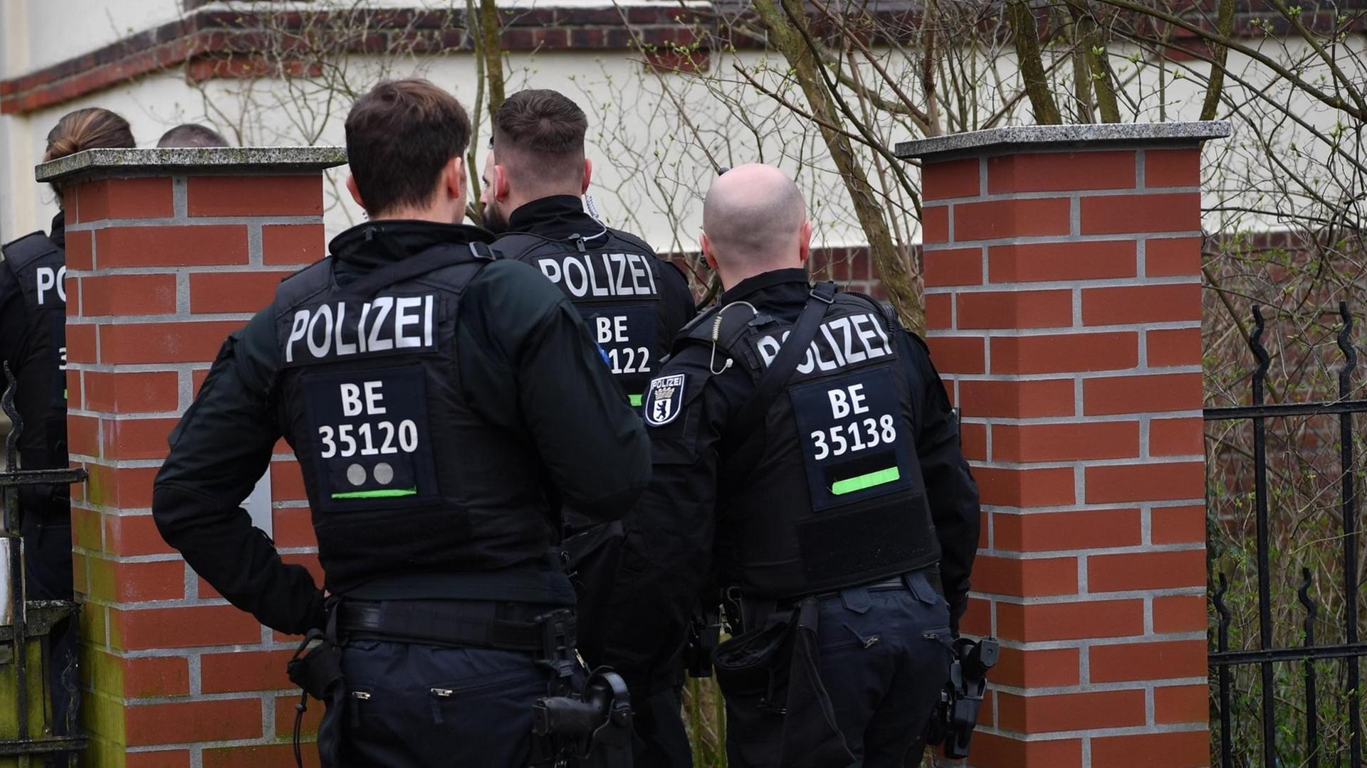 Polizisten stehen während einer Wohnungs-Razzia an einem Tor zu einem Haus. Nach dem Verbot der Reichsbürgergruppe «Geeinte deutsche Völker und Stämme» fanden in mehreren Bundesländern Razzien statt. Polizisten stehen während einer Wohnungs-Razzia an einem Tor zu einem Haus. Nach dem Verbot der Reichsbürgergruppe «Geeinte deutsche Völker und Stämme» fanden in mehreren Bundesländern Razzien statt.