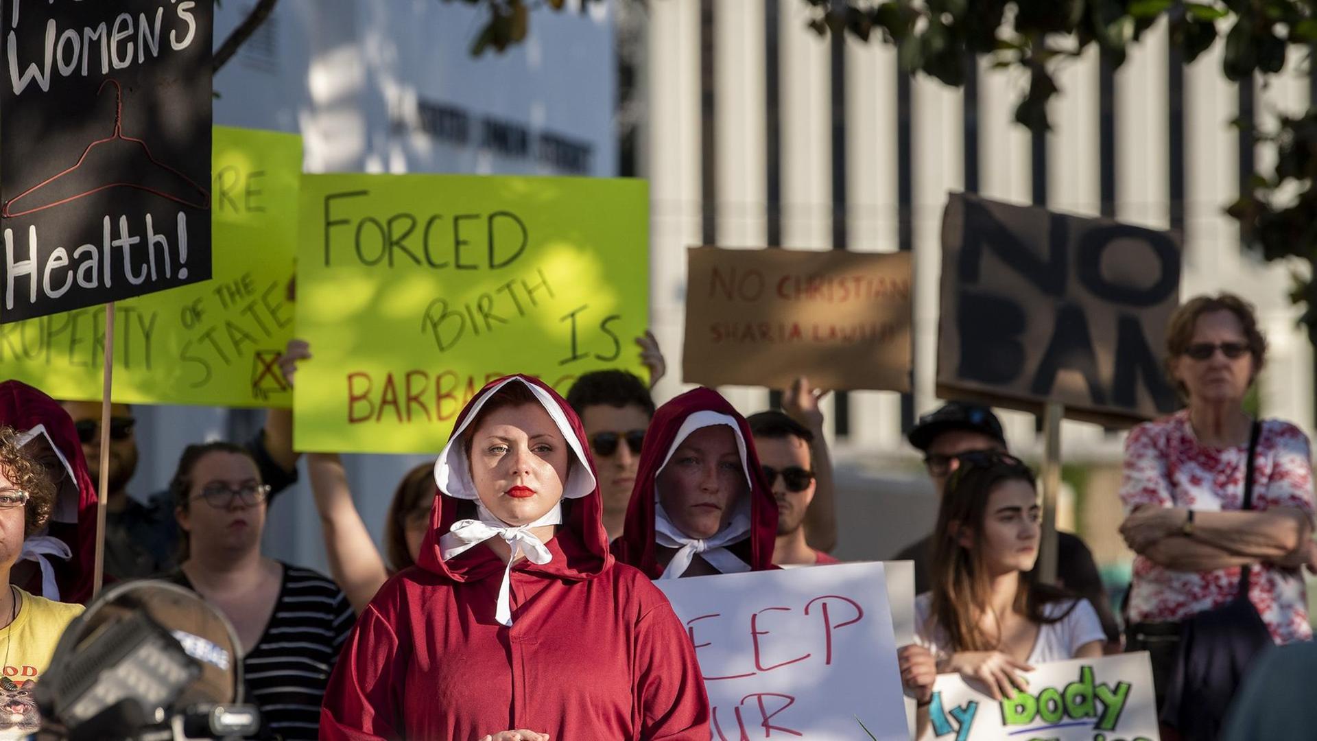 Das Foto zeigt Margeaux Hartline, die als "handmaid" oder Magd verkleidet ist - in Anspielung auf den Roman "The Handmaid's Tale". Das Foto zeigt Margeaux Hartline, die als "handmaid" oder Magd verkleidet ist - in Anspielung auf den Roman "The Handmaid's Tale".