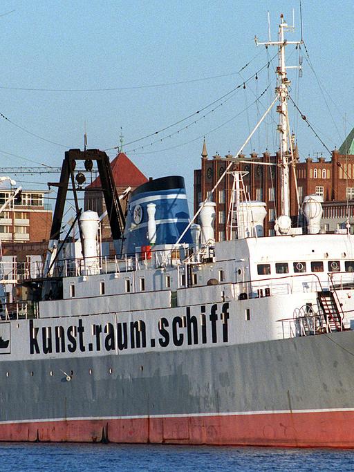 Der ehemalige DDR-Fischtrawler "Stubnitz" wurde 1992 umgebaut und bietet seitdem einen Veranstaltungsort für die alternative Kunstszene.