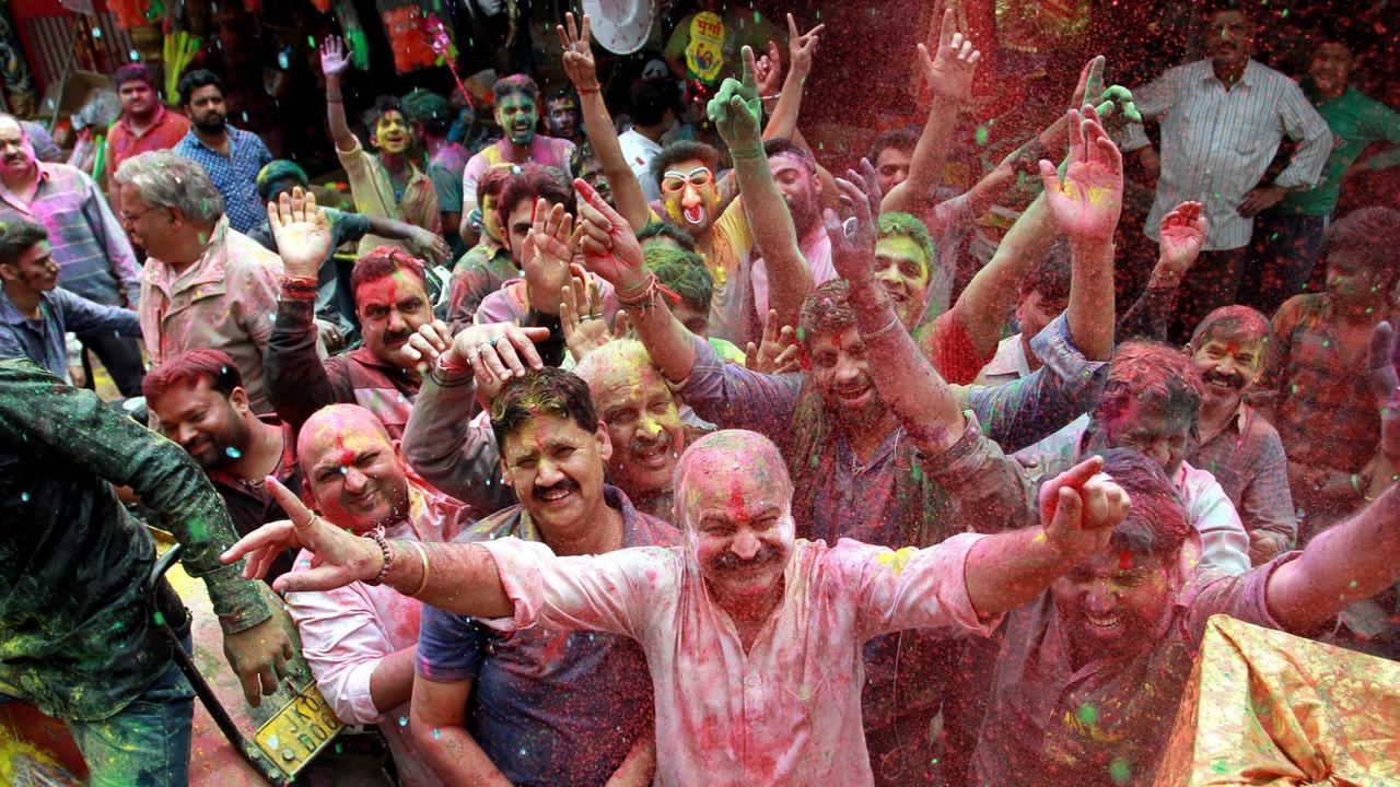 Menschen beim traditionellen Holi-Festival in der Stadt Jammu, im nordindischen Bundesstaat Jammu und Kashmir am 23. März 2016. Menschen beim traditionellen Holi-Festival in der Stadt Jammu, im nordindischen Bundesstaat Jammu und Kashmir am 23. März 2016.