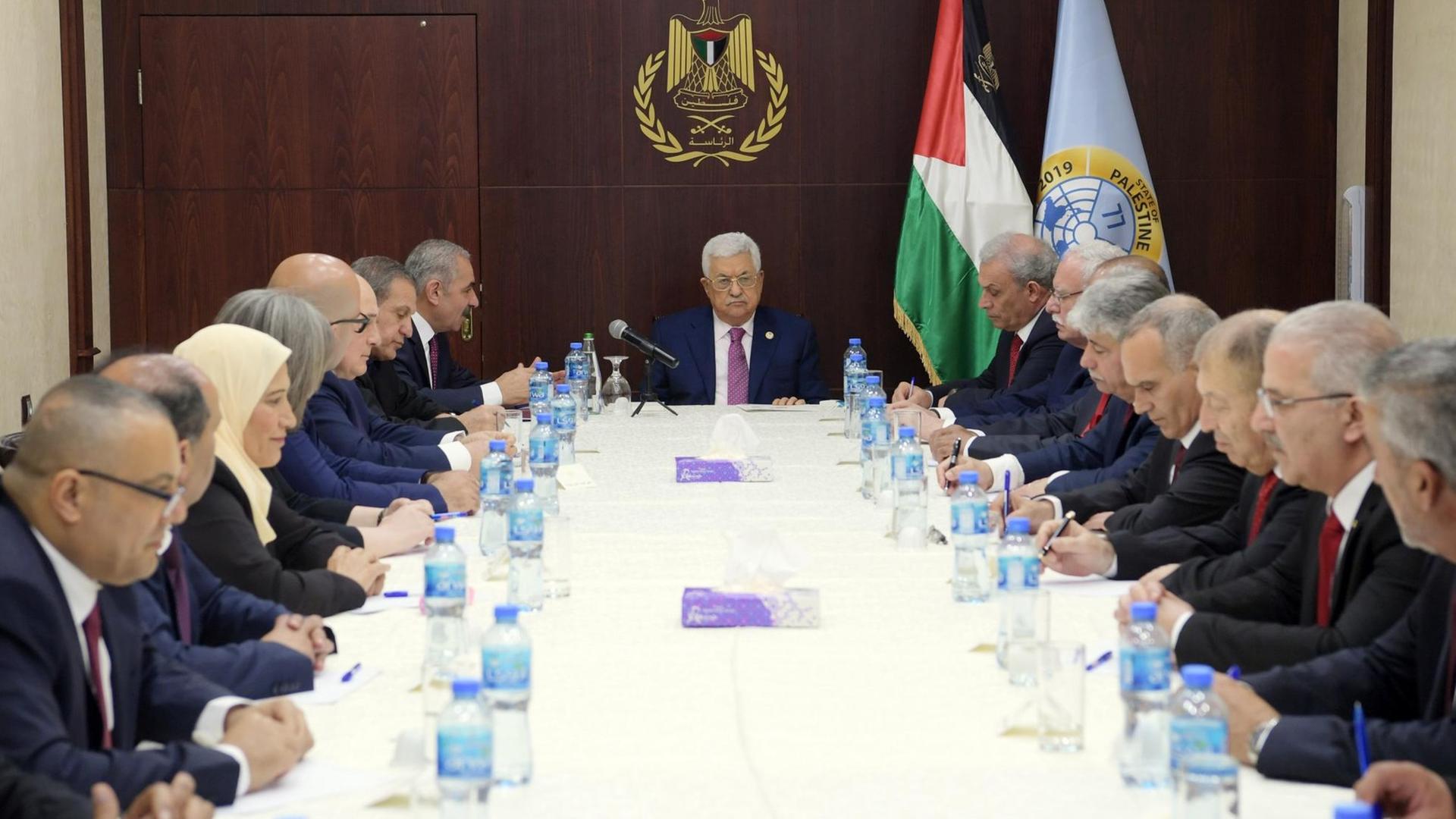 Mahmoud Abbas (M), Präsident der Palästinensischen Autonomiebehörde, trifft sich mit der neuen Regierung nach der Vereidigung. Mahmoud Abbas (M), Präsident der Palästinensischen Autonomiebehörde, trifft sich mit der neuen Regierung nach der Vereidigung.