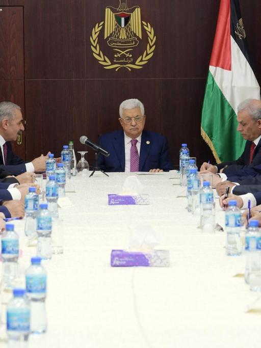 Mahmoud Abbas (M), Präsident der Palästinensischen Autonomiebehörde, trifft sich mit der neuen Regierung nach der Vereidigung.