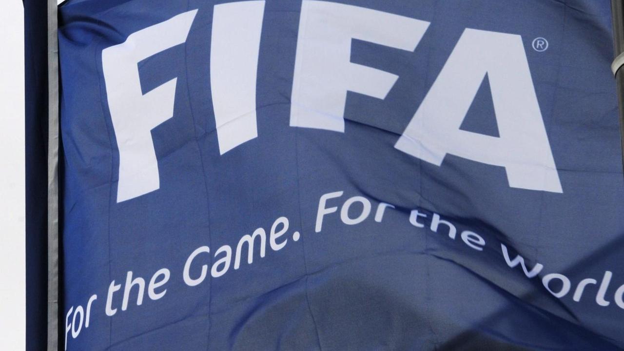 Eine Flagge des Internationalen Fußballverbandes FIFA weht vor dem Haupquartier in Zürich. Eine Flagge des Internationalen Fußballverbandes FIFA weht vor dem Haupquartier in Zürich.