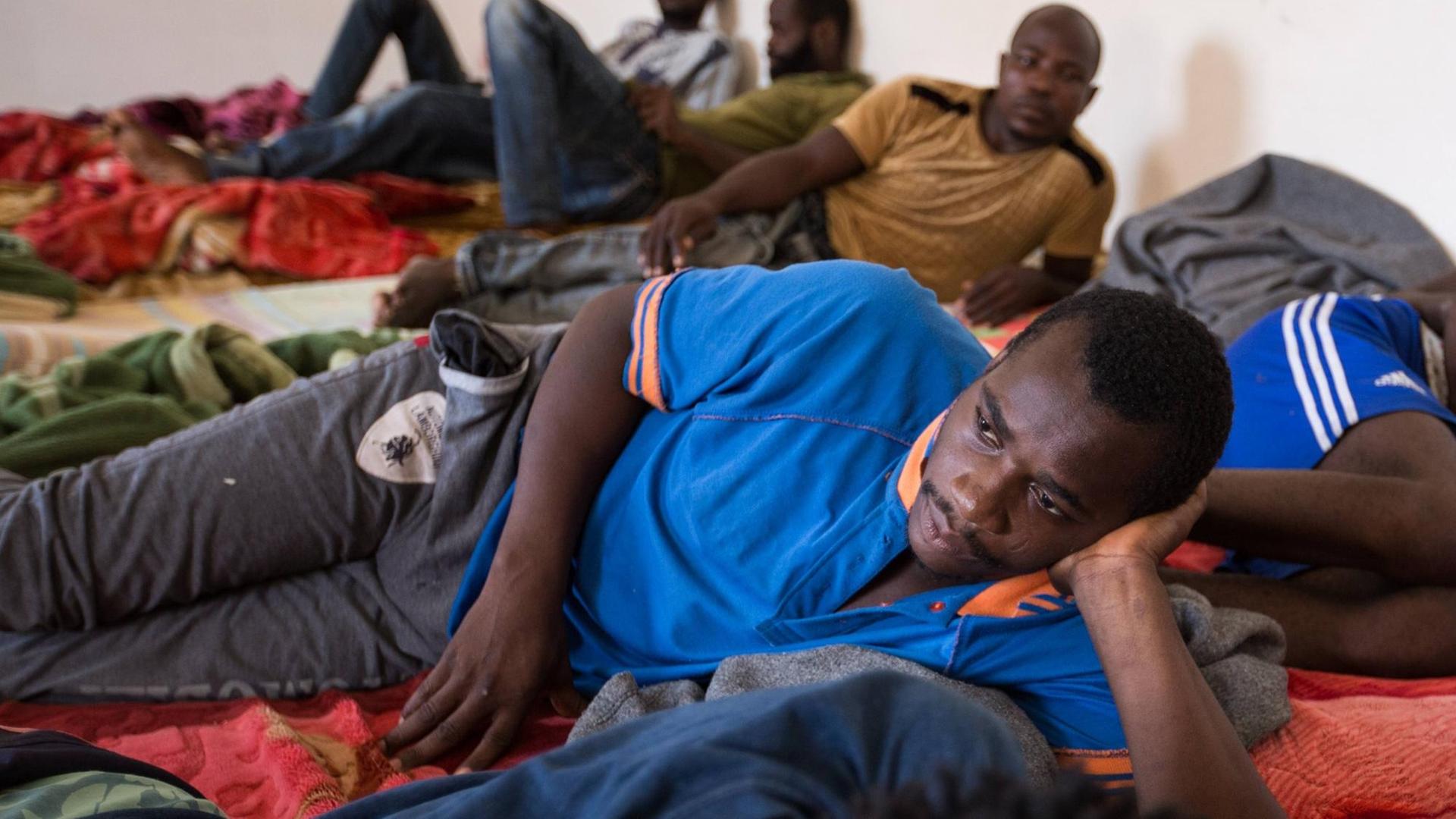 Nigerianer, die von der libyschen Küstenwache aufgegriffen wurden, in einer Haftanstalt in Misrata in Libyen. Nigerianer, die von der libyschen Küstenwache aufgegriffen wurden, in einer Haftanstalt in Misrata in Libyen.