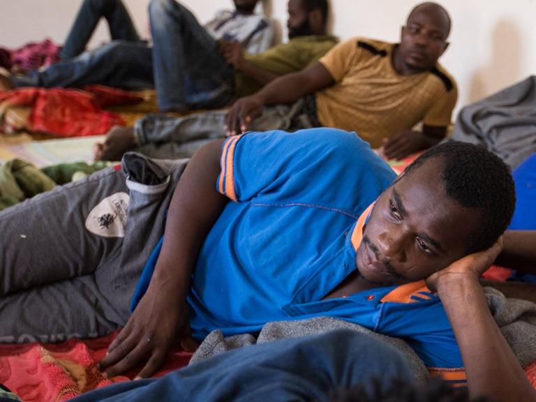  Nigerianer, die von der libyschen Küstenwache aufgegriffen wurden, in einer Haftanstalt in Misrata in Libyen.