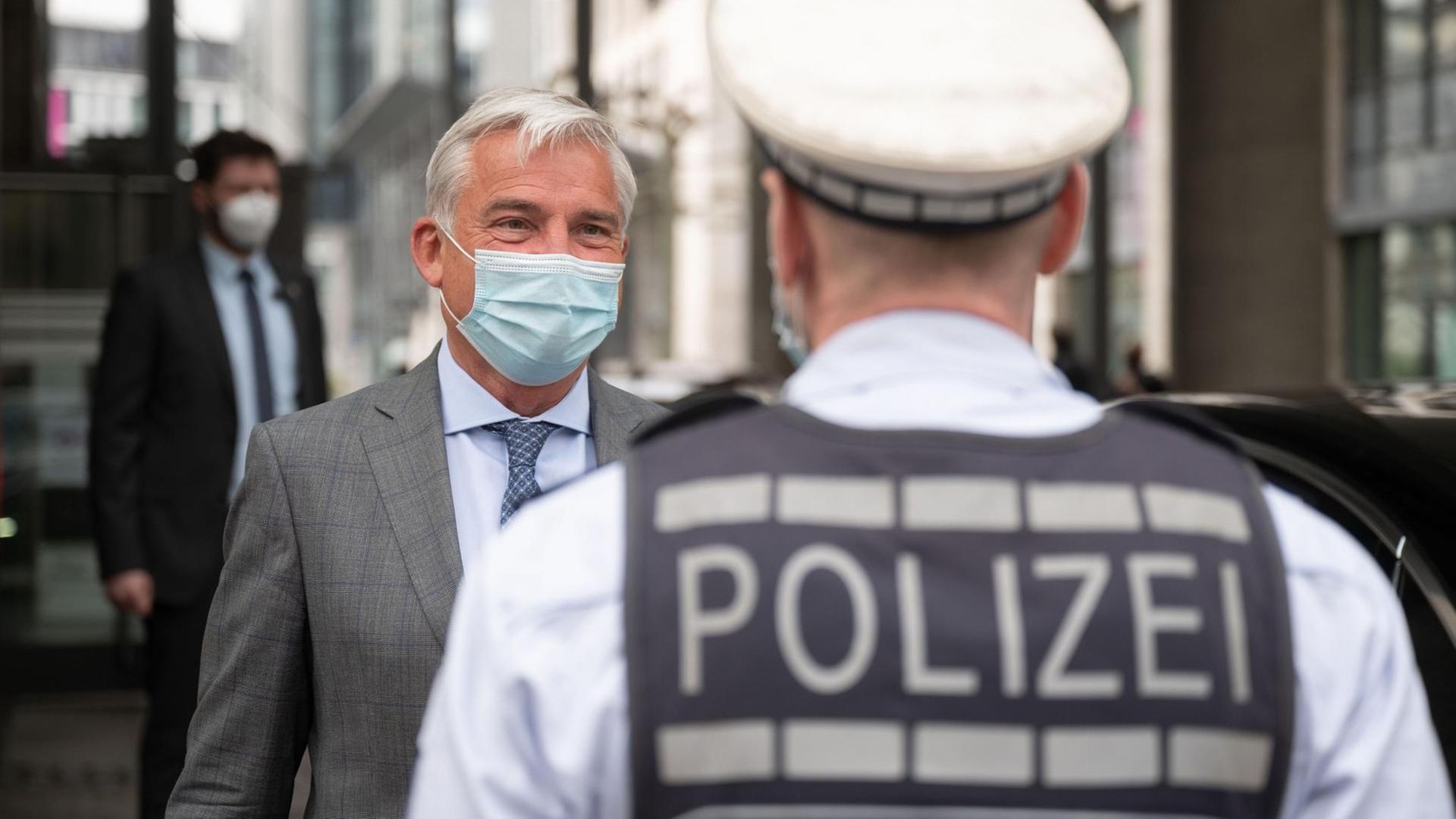 Thomas Strobl (CDU, l), Innenminister von Baden-Württemberg, unterhält sich mit einem Polizisten. Thomas Strobl (CDU, l), Innenminister von Baden-Württemberg, unterhält sich mit einem Polizisten.