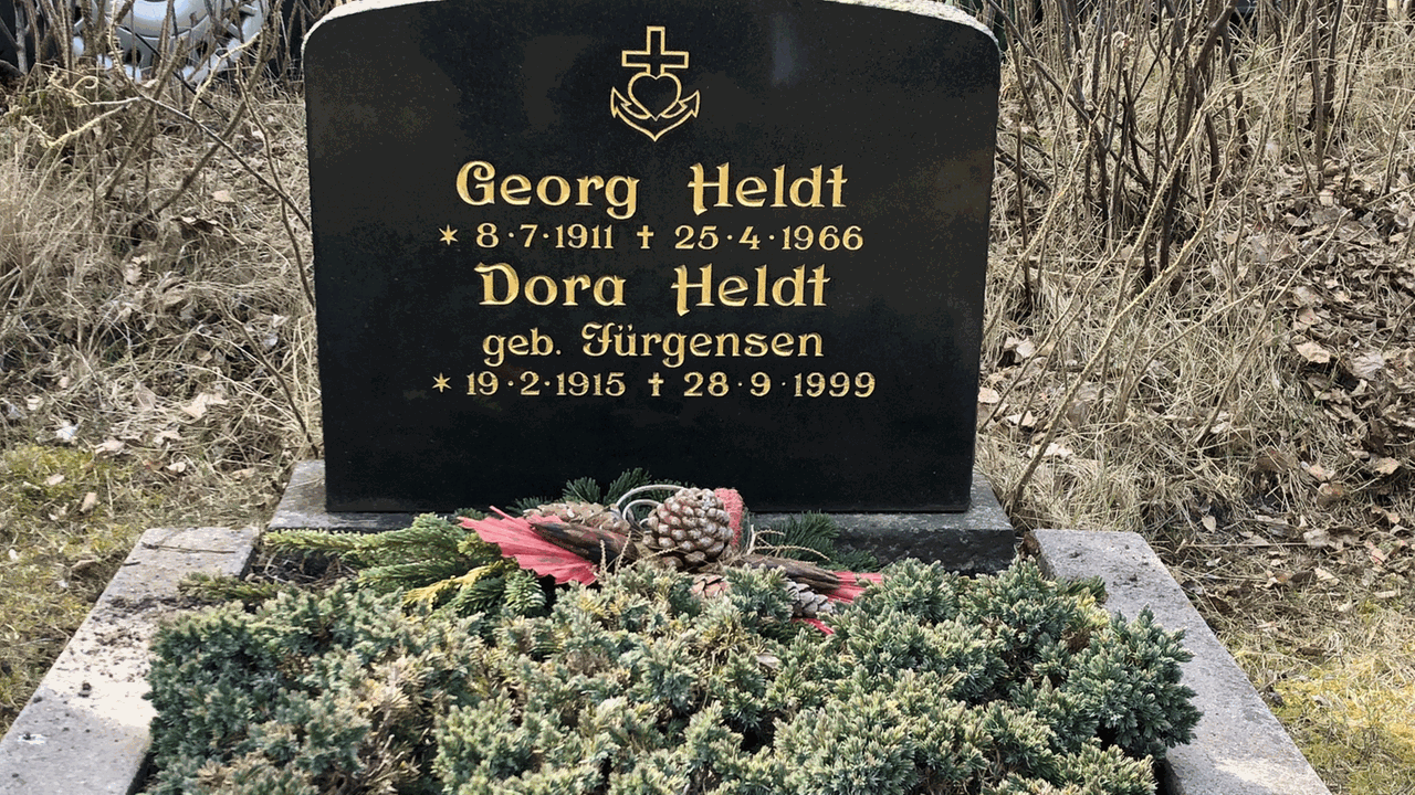 Den Künstlernamen "Dora Heldt" borgte sich die Schriftstellerin von ihrer Großmutter, erzählt sie auf dem Friedhof von List auf Sylt. Bürgerlich heißt sie Bärbel Schmidt. Den Künstlernamen "Dora Heldt" borgte sich die Schriftstellerin von ihrer Großmutter, erzählt sie auf dem Friedhof von List auf Sylt. Bürgerlich heißt sie Bärbel Schmidt.