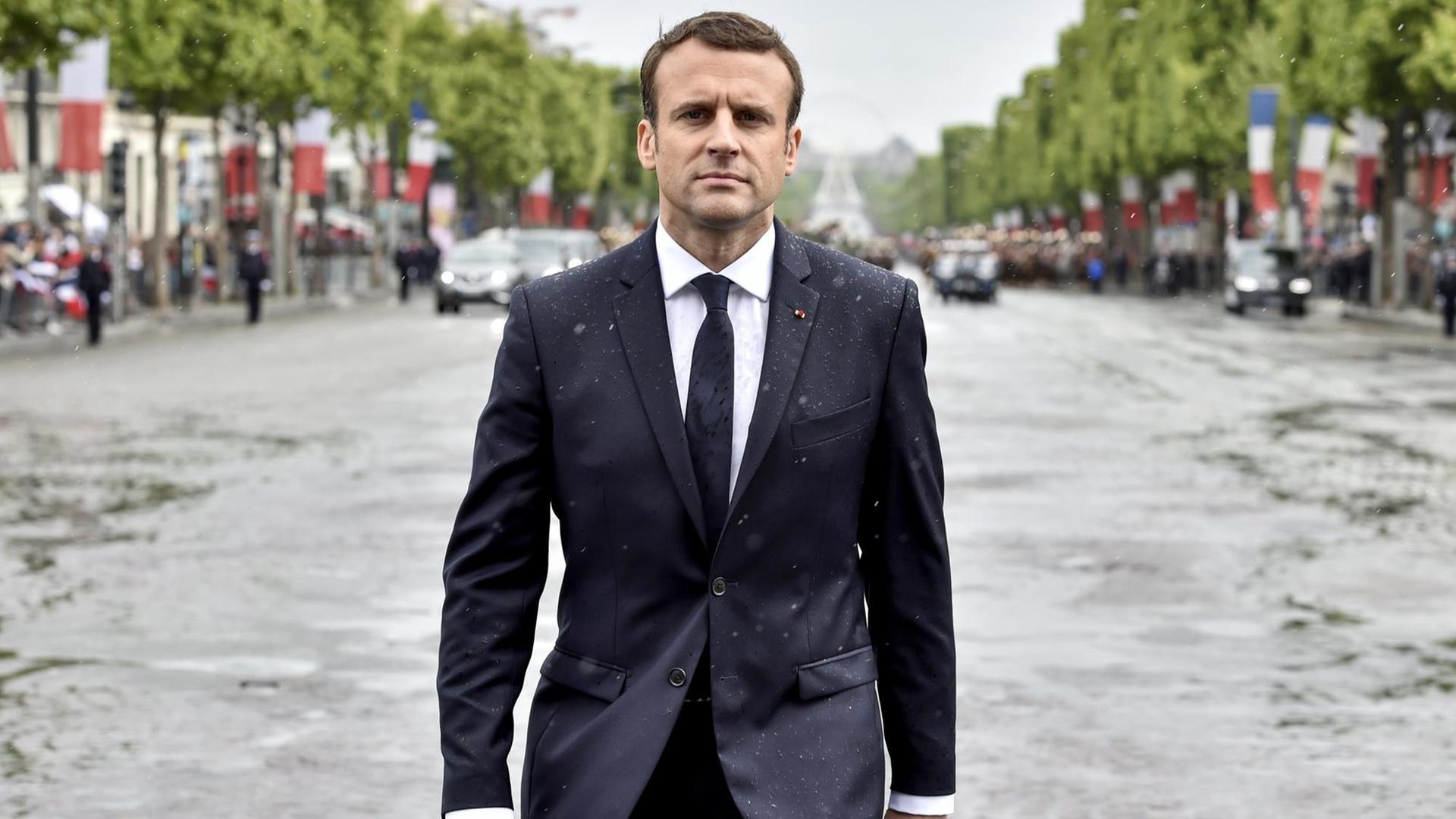 Der französische Präsident Emmanuel Macron am Grab des unbekannten Soldaten am Triumpfbogen in Paris. Der französische Präsident Emmanuel Macron am Grab des unbekannten Soldaten am Triumpfbogen in Paris.