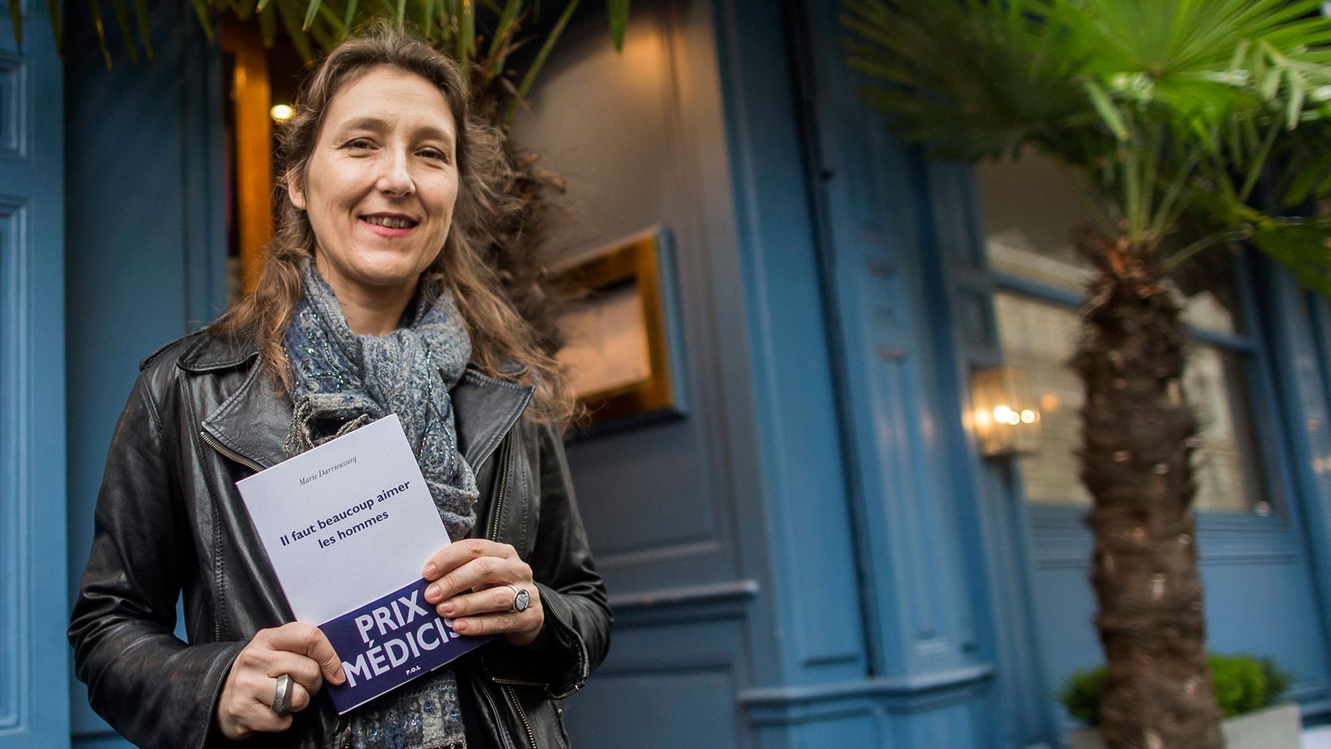 Die französische Autorin Marie Darrieussecq posiert am 12.11.2013 nach der Verleihung des Medicis Literary Prize für ihren Roman "Il faut beaucoup aimer les hommes" in Paris.