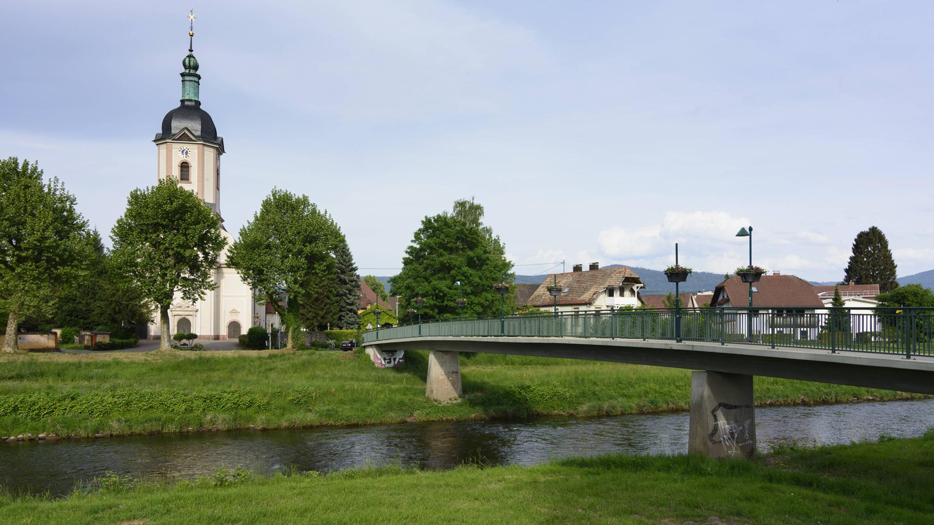 Bach Murg und Kirche St. Laurentius in Bad Rotenfels in Gaggenau. Bach Murg und Kirche St. Laurentius in Bad Rotenfels in Gaggenau.