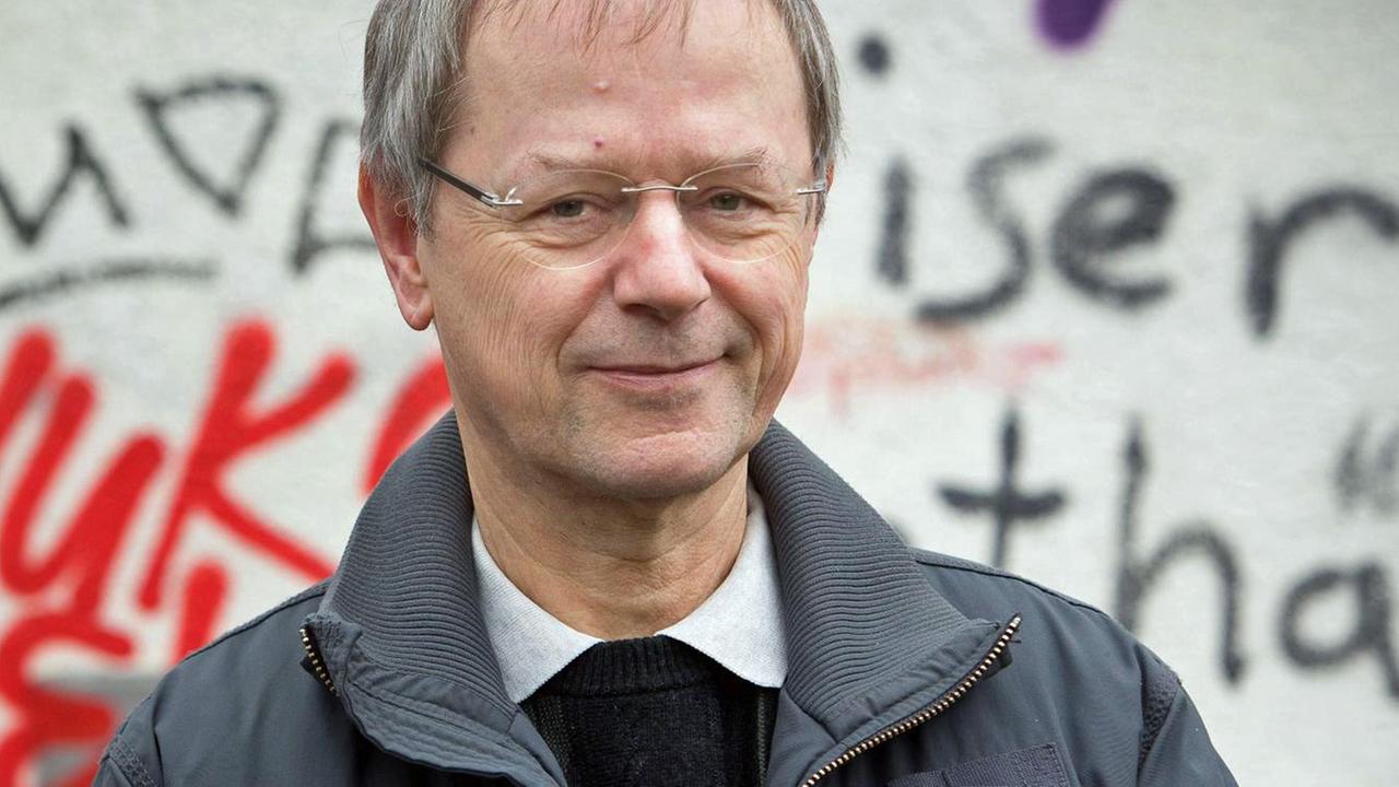 Christoph Butterwegge, Politikwissenschaftler und Armutsforscher, steht vor einer mit Graffitis besprühten Mauer Christoph Butterwegge, Politikwissenschaftler und Armutsforscher, steht vor einer mit Graffitis besprühten Mauer