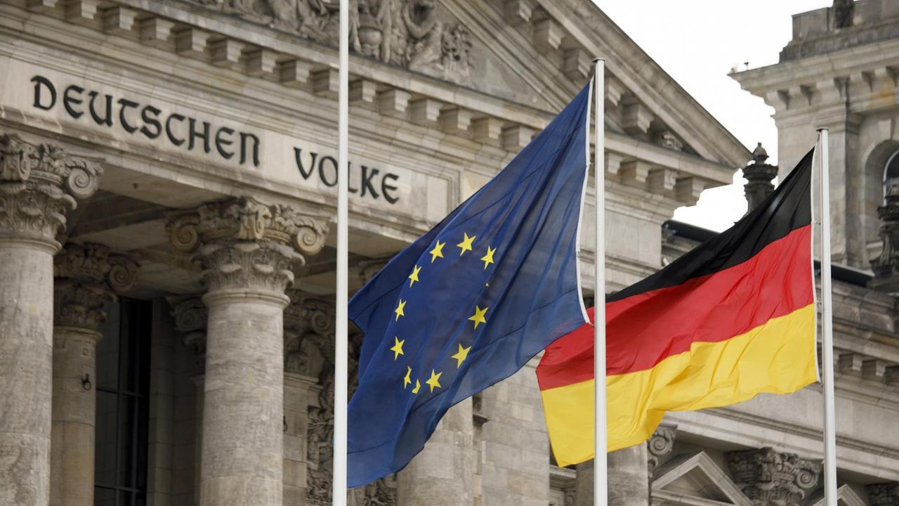 Eine Deutschlandflagge und eine Europaflagge wehen vor dem Reichstagsgebäude, dem Sitz des Deutschen Bundestages. Eine Deutschlandflagge und eine Europaflagge wehen vor dem Reichstagsgebäude, dem Sitz des Deutschen Bundestages.