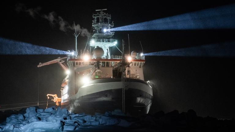 Das auf einer Eisscholle eingefrorene Forschungs-Schiff "Polarstern" drifttet ein Jahr lang durch das Nordpolarmeer. Das auf einer Eisscholle eingefrorene Forschungs-Schiff "Polarstern" drifttet ein Jahr lang durch das Nordpolarmeer.