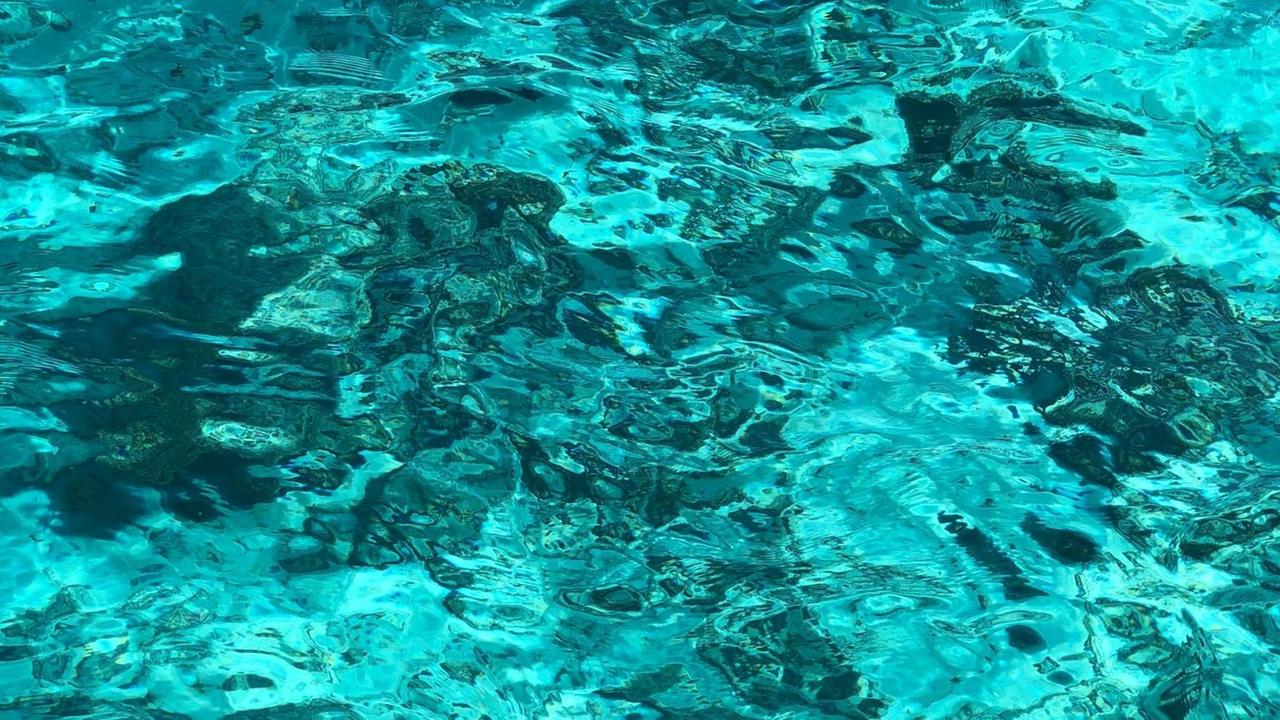 Eine türkis gefärbte Wasseroberfläche mit unterschiedlichen Farbschattierungen Eine türkis gefärbte Wasseroberfläche mit unterschiedlichen Farbschattierungen