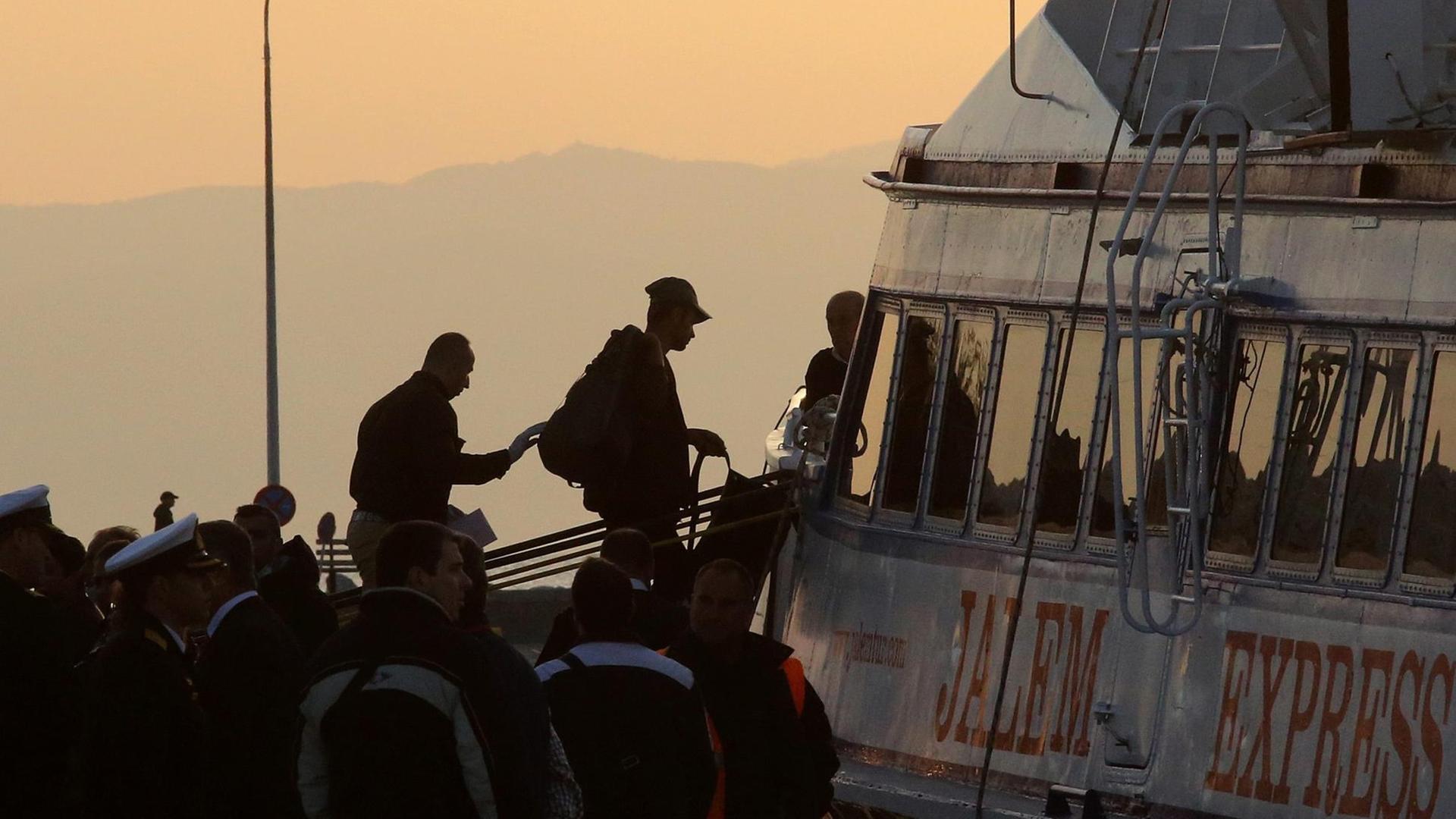 Griechenland beginnt mit der Rückführung von Flüchtlingen. Sie besteigen Boote, die in Richtung Türkei fahren. Griechenland beginnt mit der Rückführung von Flüchtlingen. Sie besteigen Boote, die in Richtung Türkei fahren.