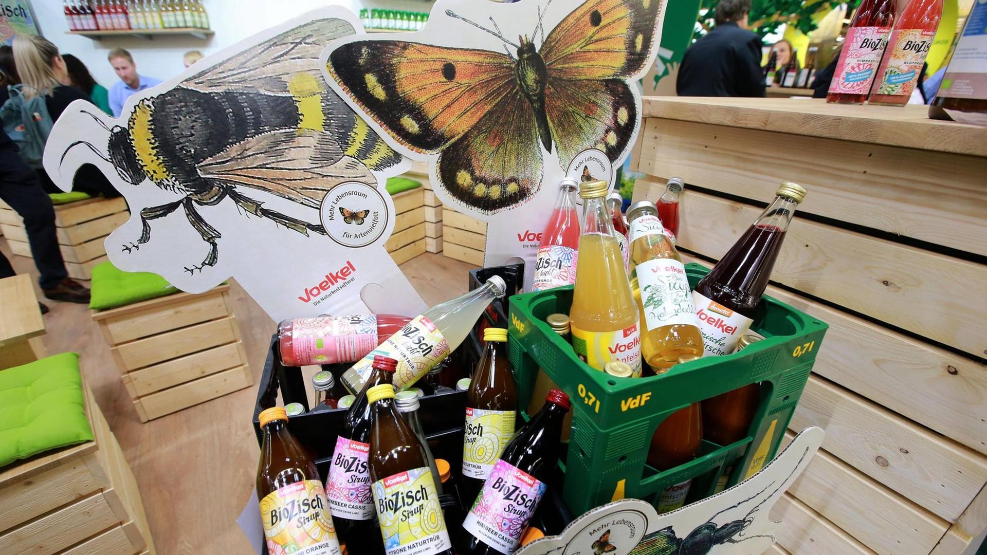 Kisten mit Sirup und Säften der Firma Voelkel auf der "Biofach", Messe für Bio-Lebensmittel. Kisten mit Sirup und Säften der Firma Voelkel auf der "Biofach", Messe für Bio-Lebensmittel.