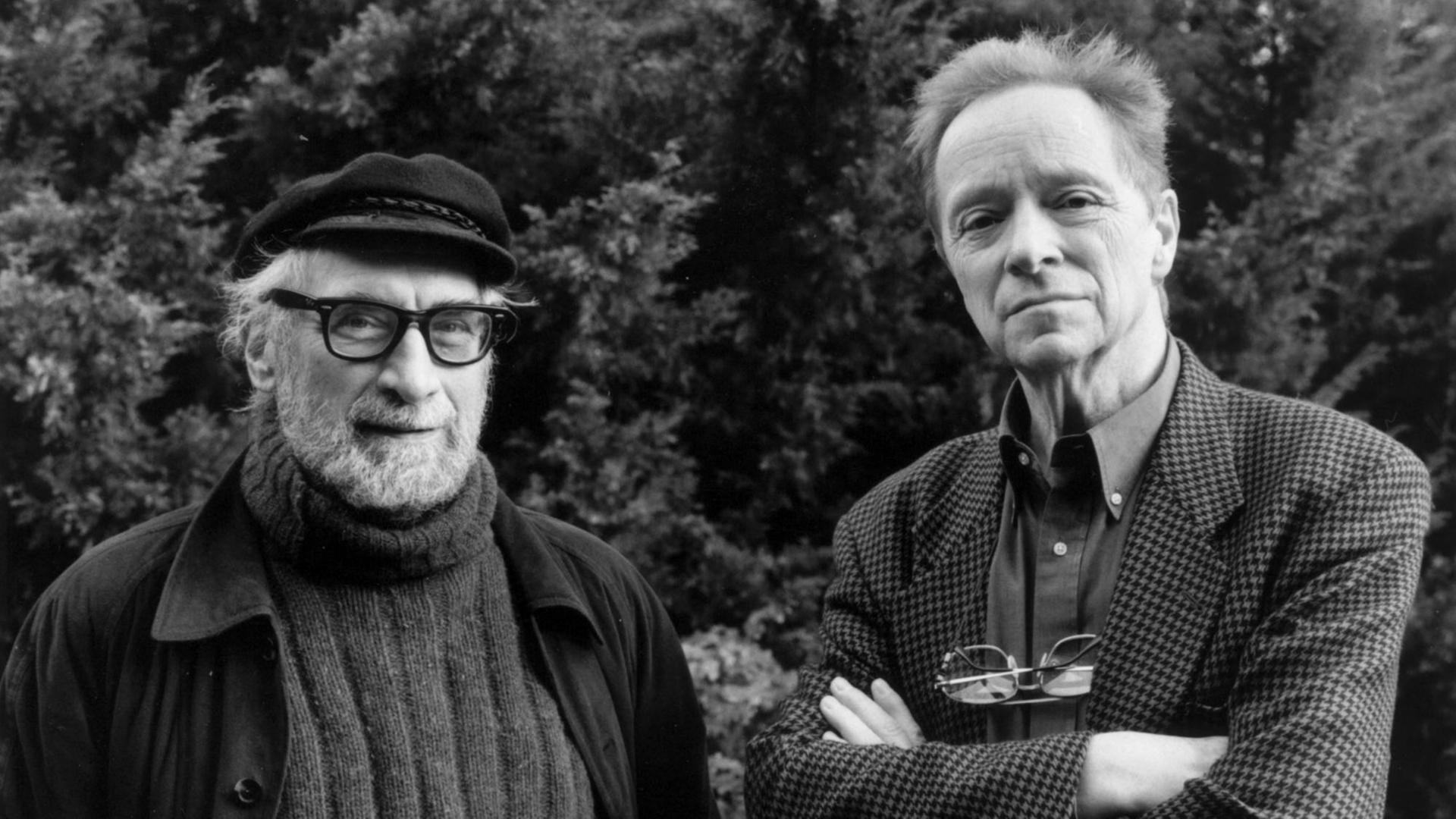 Frederic Rzewski (links) und Henri Pousseur (rechts) stehen zusammen und schauen in die Kamera Frederic Rzewski (links) und Henri Pousseur (rechts) stehen zusammen und schauen in die Kamera