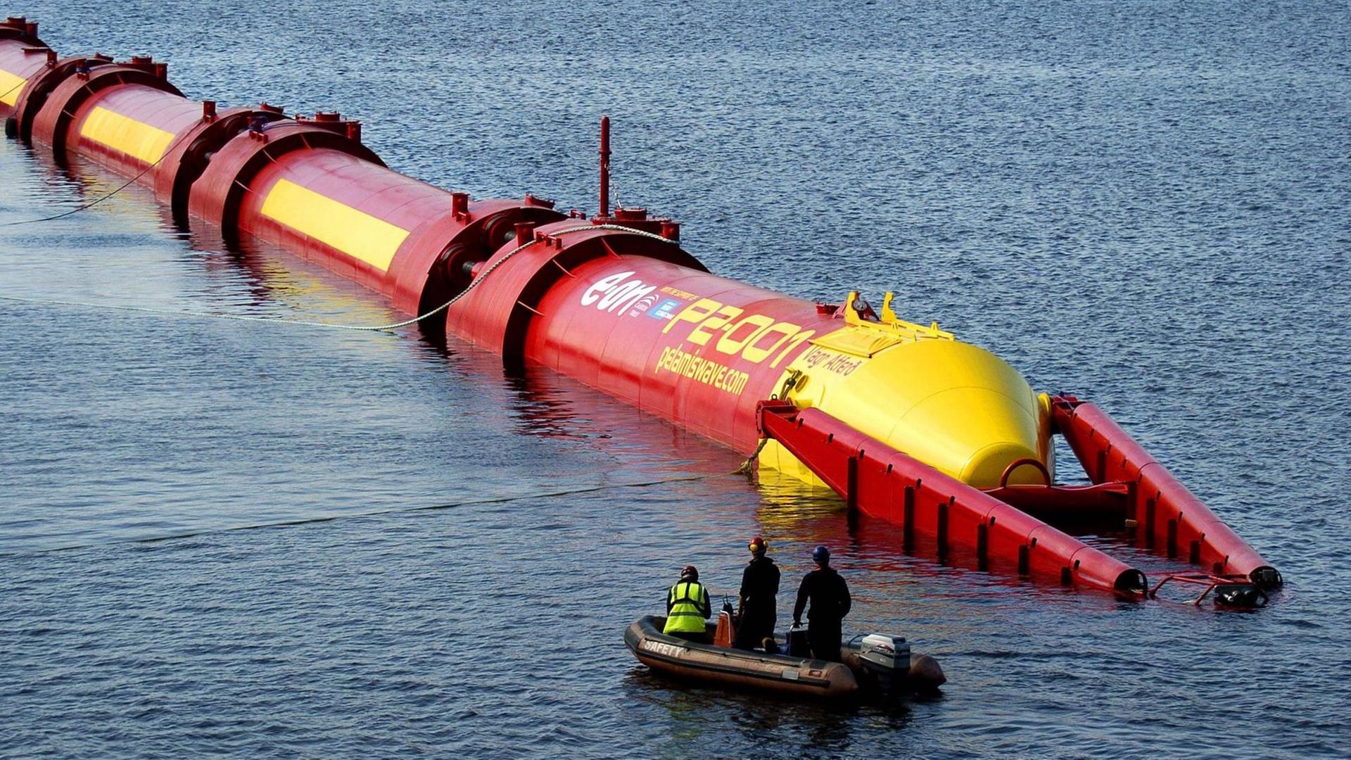 Eine Wellenkraftanlage vom Typ Pelamis in britischen Gewässern im Leith Port, Edinburgh, im Mai 2010 Eine Wellenkraftanlage vom Typ Pelamis in britischen Gewässern im Leith Port, Edinburgh, im Mai 2010