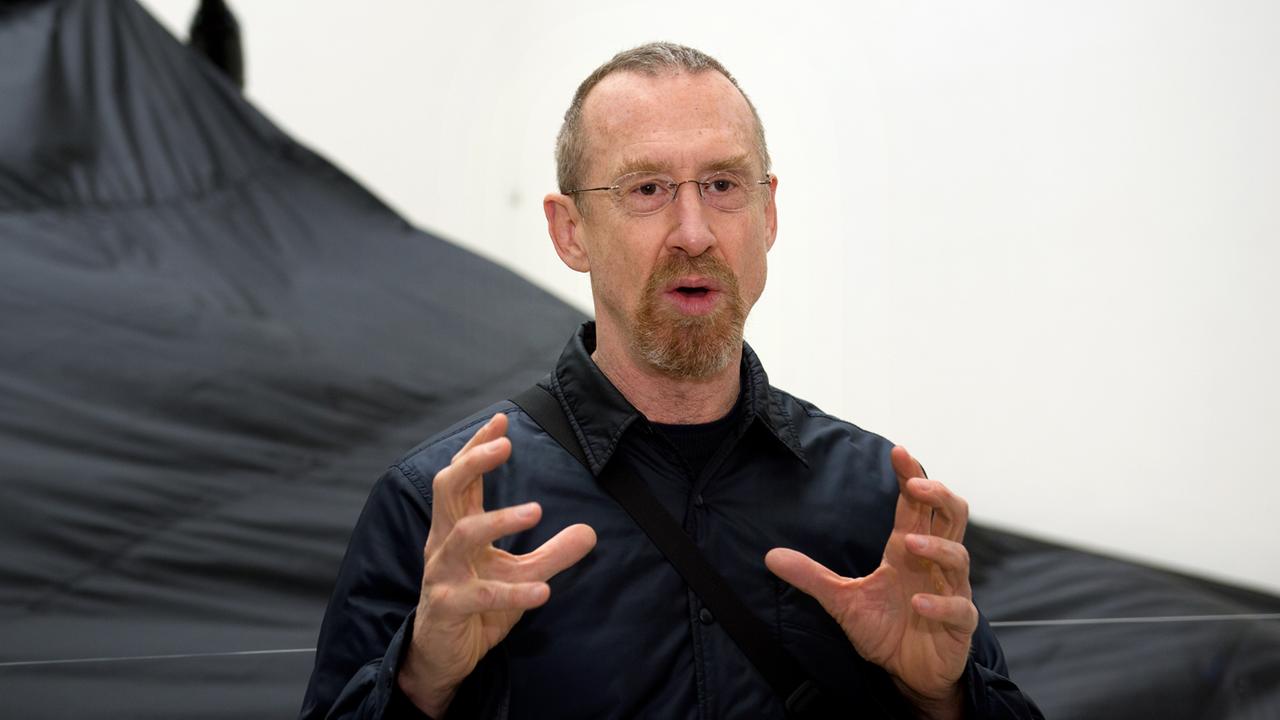 Der US-amerikanische Tänzer, Choreograf und Künstler William Forsythe, steht am 25.11.2014 in der Ausstellung "William Forsythe Black Flags" im White Cube der Kunsthalle im Lipsiusbau in Dresden (Sachsen).Arno Burgi/dpa Der US-amerikanische Tänzer, Choreograf und Künstler William Forsythe, steht am 25.11.2014 in der Ausstellung "William Forsythe Black Flags" im White Cube der Kunsthalle im Lipsiusbau in Dresden (Sachsen).Arno Burgi/dpa