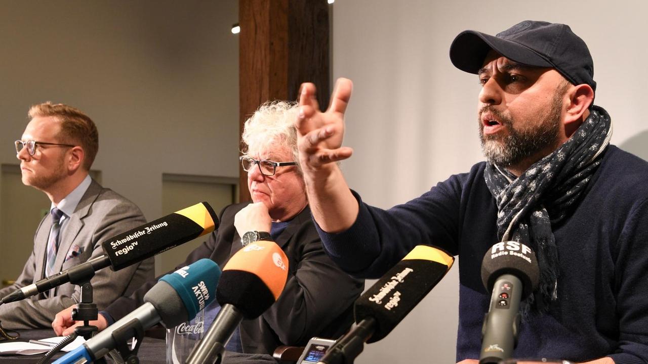 Serdar Somuncu (rechts) und Theater-Intendant Christoph Nix (Mitte) bei der Pressekonferenz zur "Mein Kampf"-Inszenierung in Konstanz Serdar Somuncu (rechts) und Theater-Intendant Christoph Nix (Mitte) bei der Pressekonferenz zur "Mein Kampf"-Inszenierung in Konstanz