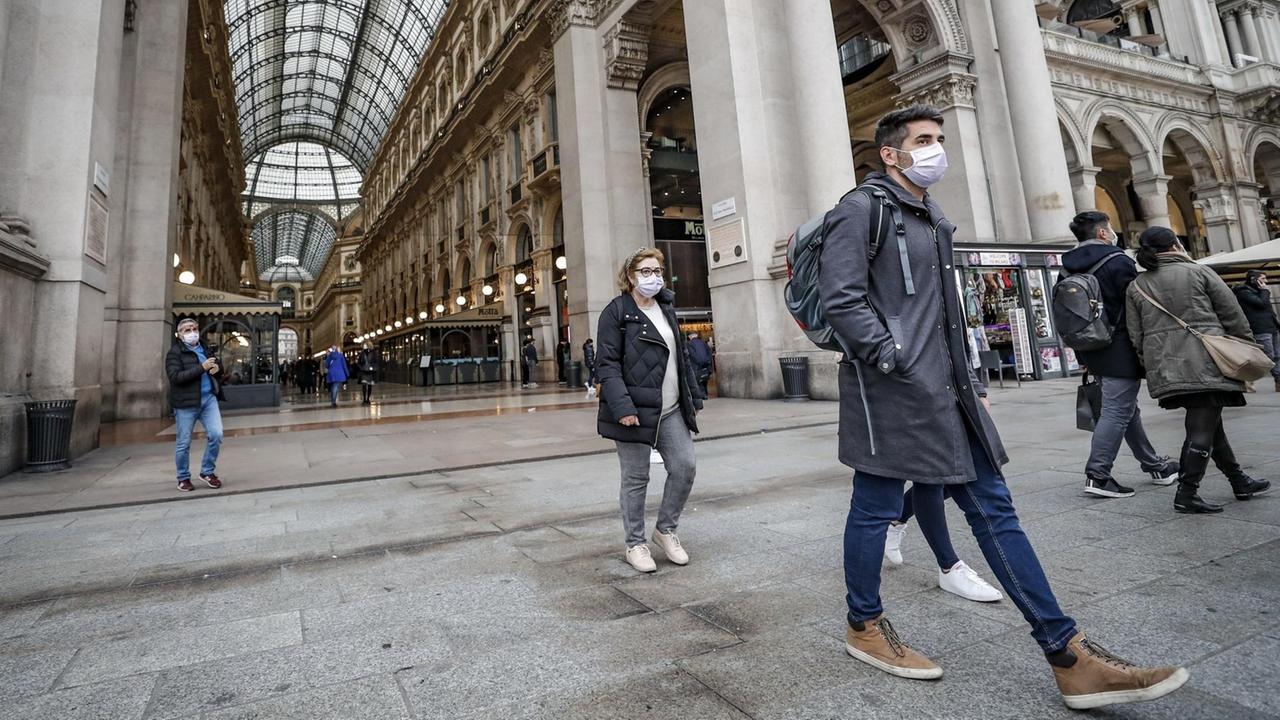 Menschen mit Mundschutz in Mailand Menschen mit Mundschutz in Mailand