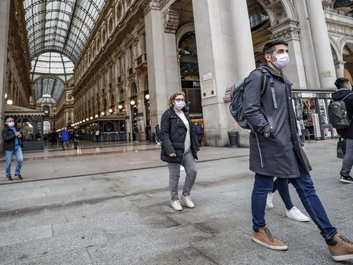 Touristen in Mailand auf dem Duomo Platz am 25.2. 2020