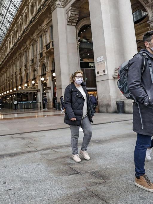 Menschen mit Mundschutz in Mailand