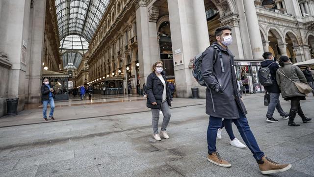 Touristen in Mailand auf dem Duomo Platz am 25.2. 2020