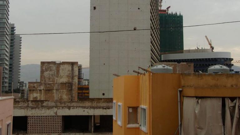 Wie Mahnmale stehen die leeren Hochhäuser mitten in Beirut. Seit den Kämpfen 2005 wurden die Häuser mit den Einschlusslöchern nicht weitergebaut, obwohl Beirut einen Bauboom erlebt. Wie Mahnmale stehen die leeren Hochhäuser mitten in Beirut. Seit den Kämpfen 2005 wurden die Häuser mit den Einschlusslöchern nicht weitergebaut, obwohl Beirut einen Bauboom erlebt.