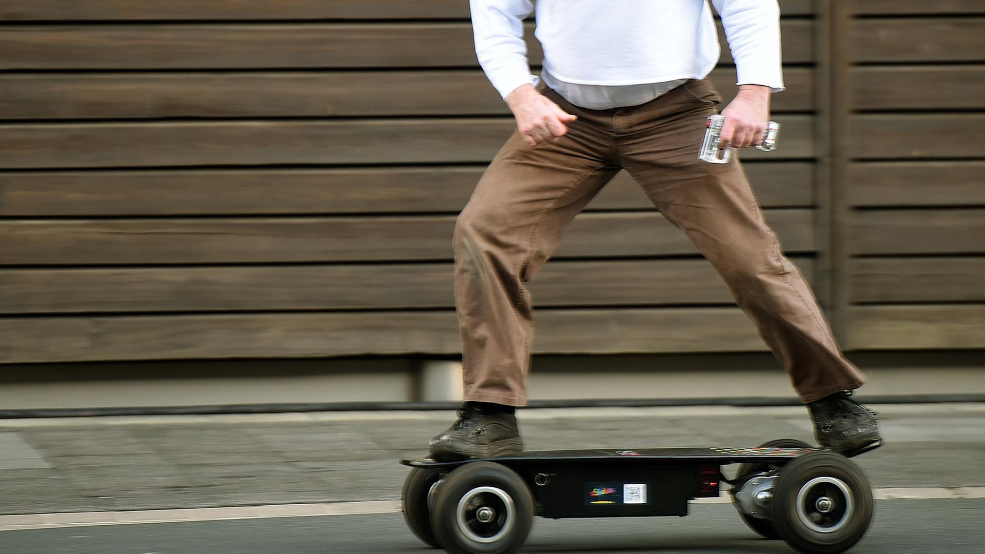 Ein Mann fährt mit einem Elektro-Skateboard am 03.02.2016 über das Gelände der Freizeitmesse abf in Hannover (Niedersachsen). Ein Mann fährt mit einem Elektro-Skateboard am 03.02.2016 über das Gelände der Freizeitmesse abf in Hannover (Niedersachsen).