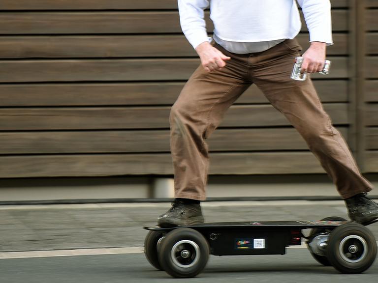 Ein Mann fährt mit einem Elektro-Skateboard am 03.02.2016 über das Gelände der Freizeitmesse abf in Hannover (Niedersachsen).