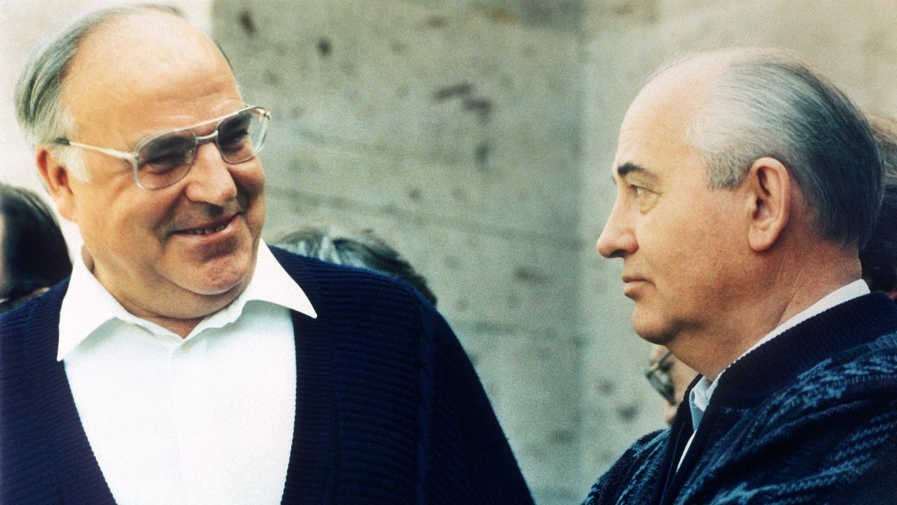 Helmut Kohl (l) im Juli 1990 im Gepräch mit Michail Gorbatschow im Kaukasus.