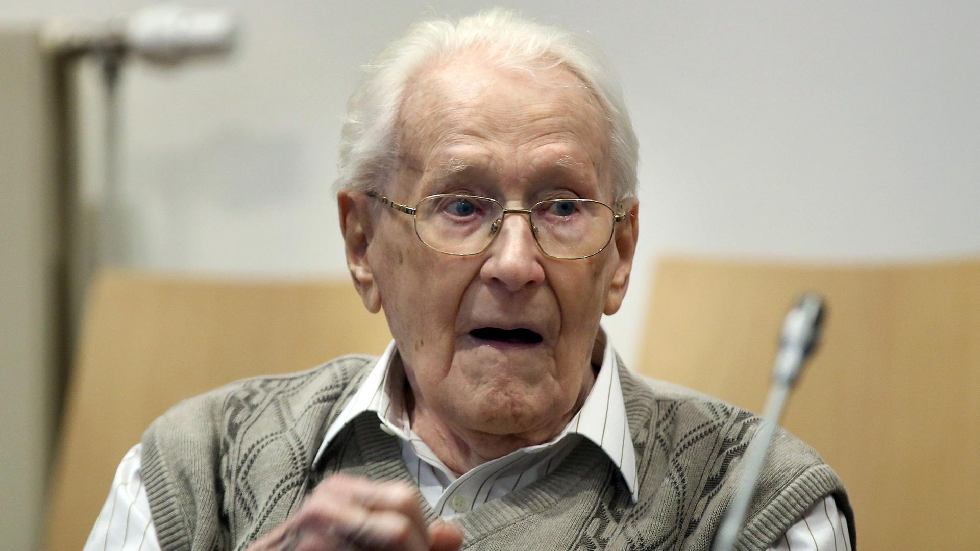 Der frühere SS-Mann Oskar Gröning sitzt im Gerichtsaal in Lüneburg. Der frühere SS-Mann Oskar Gröning sitzt im Gerichtsaal in Lüneburg.