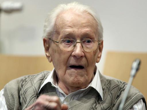 Der frühere SS-Mann Oskar Gröning sitzt im Gerichtsaal in Lüneburg.