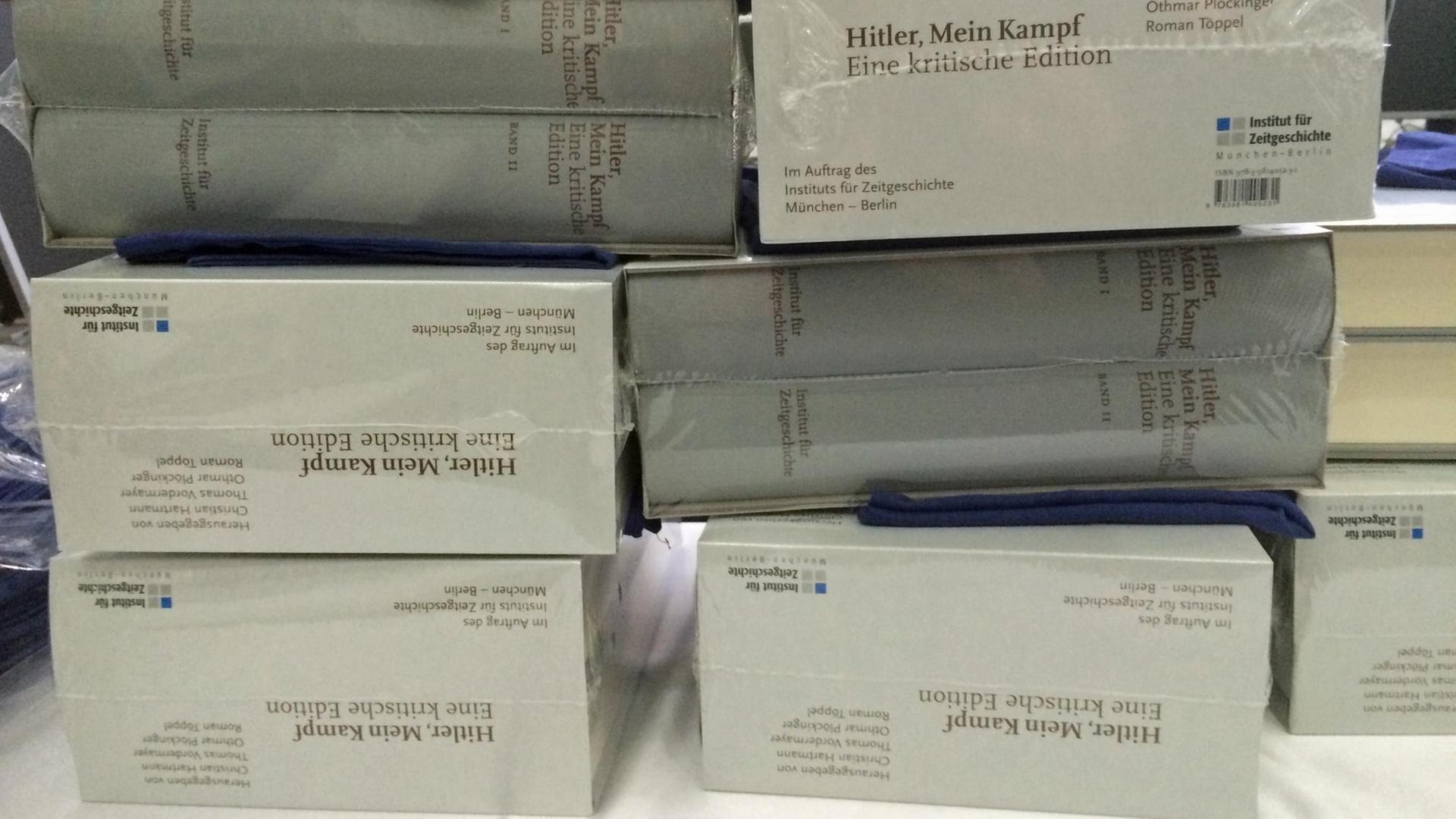 Noch eingeschweißte Exemplare der kritischen Edition von Hitlers "Mein Kampf" Noch eingeschweißte Exemplare der kritischen Edition von Hitlers "Mein Kampf"
