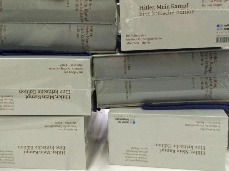 Noch eingeschweißte Exemplare der kritischen Edition von Hitlers "Mein Kampf"
