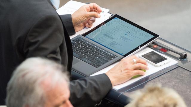 Ein Bundestagsabgeordneter nutzt am 11.06.2015 in Berlin während der Sitzung des Bundestages einen Computer.